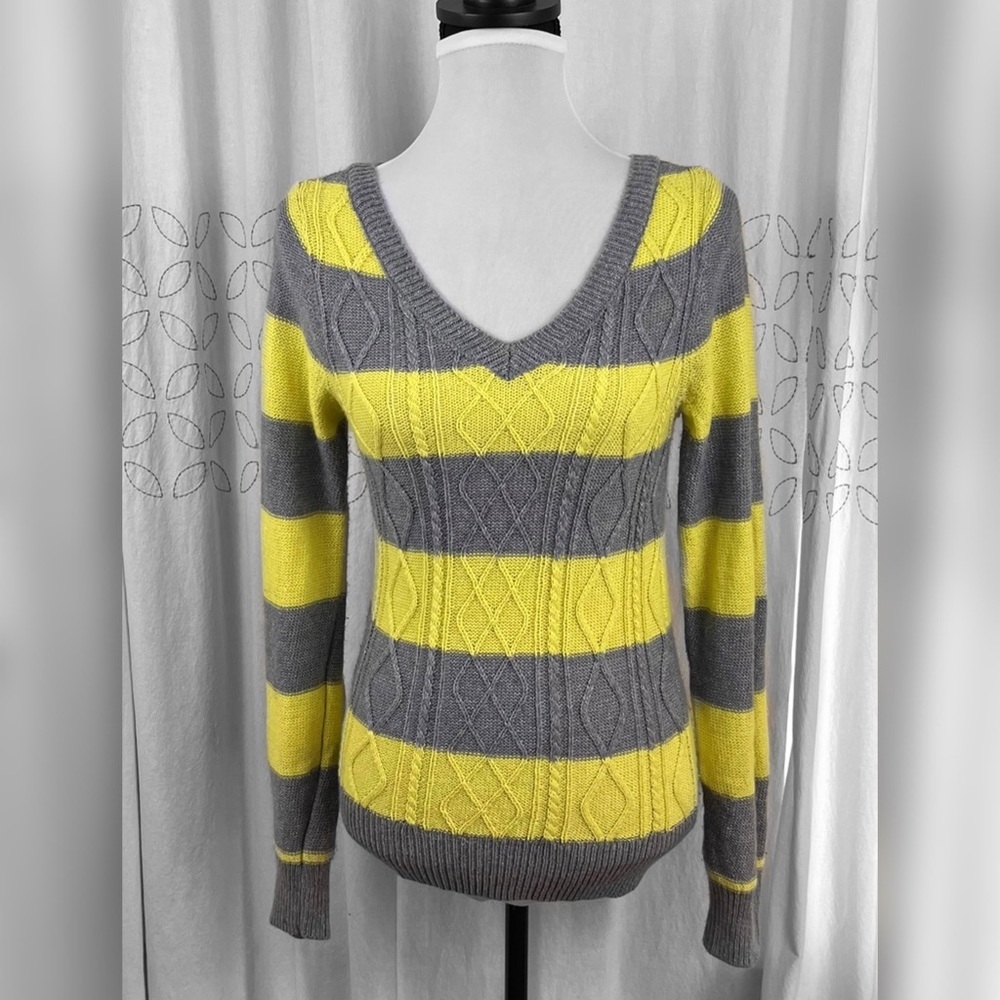 Striped V-neck sweater 🖤